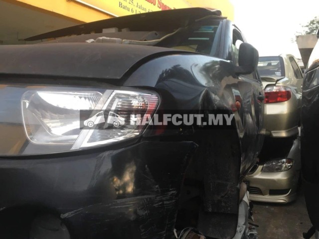 MITSUBISHI TRITON 4D56U MANUAL 4WD SINGLE CAP FRONT AND REAR HALFCUT HALF CUT SEAT ENGINE GEARBOX BUMPER