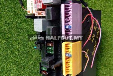 MERCEDES BENZ W204 M271 KOMPRESSOR REAR FUSE BOX
