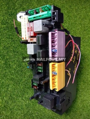 MERCEDES BENZ W204 M271 KOMPRESSOR REAR FUSE BOX
