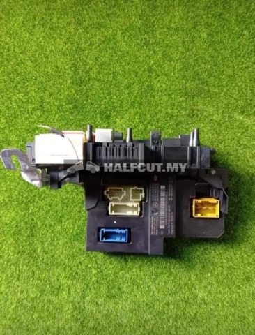 MERCEDES BENZ W204 M271 KOMPRESSOR REAR FUSE BOX