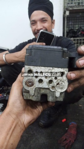 TOYOTA HARRIER ACU30 2K ABS PUMP