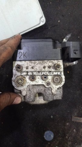 TOYOTA HARRIER ACU30 2K ABS PUMP