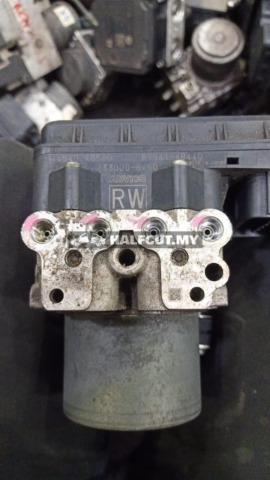 TOYOTA HARRIER ACU60 44540-48560 RW ABS PUMP
