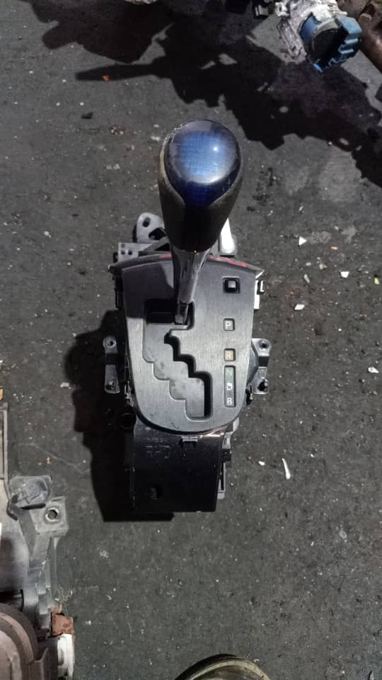 TOYOTA PRIUS C GEAR LEVEL
