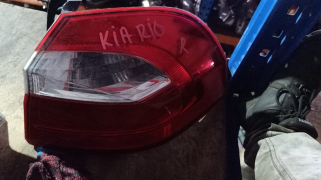KIA RIO 2011 RH TAILLAMP TAILLIGHT TAIL REAR LAMP LIGHT