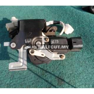 TOYOTA HARRIER MCU30 BOOT LID LOCK