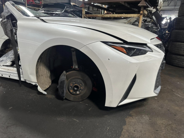 Lexus IS300 hybRID WHITE HALFCUT HALF CUT