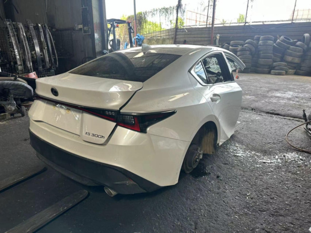 Lexus IS300 hybRID WHITE HALFCUT HALF CUT