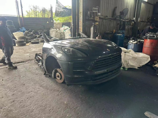 PORSCHE MACAN BLACK HALFCUT HALF CUT ENGINE GEARBOX