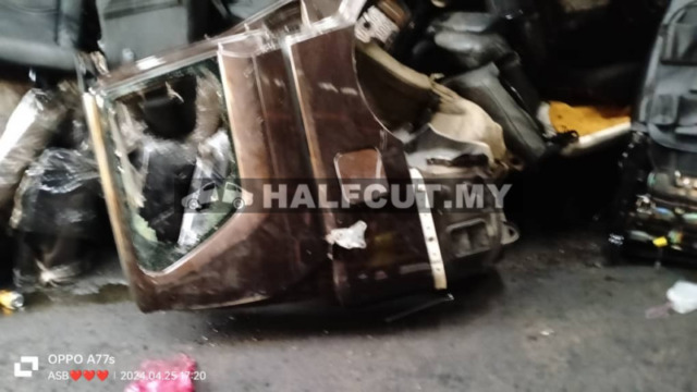 NISSAN C26 REAR FENDER RH