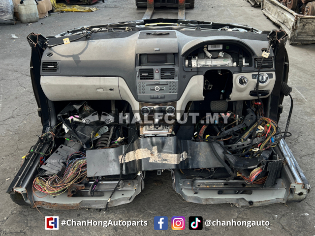 Mercedes-Benz C-Class W204 Half Cut (271860 Engine)