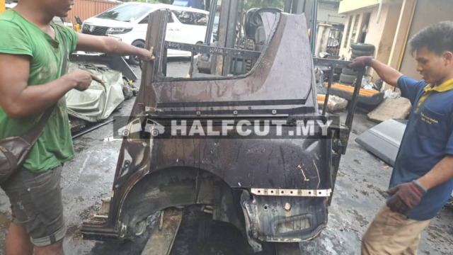 NISSAN SERENA C26 REAR FENDER LH