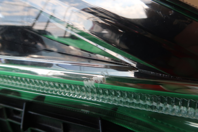 TOYOTA HARRIER ZSU60 HEAD LAMP PER SIDE