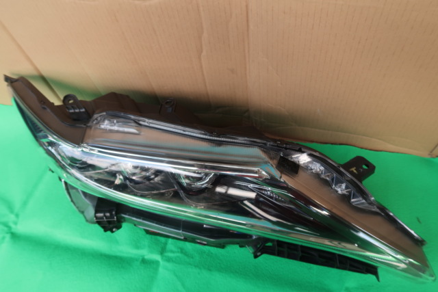 TOYOTA HARRIER ZSU60 HEAD LAMP PER SIDE