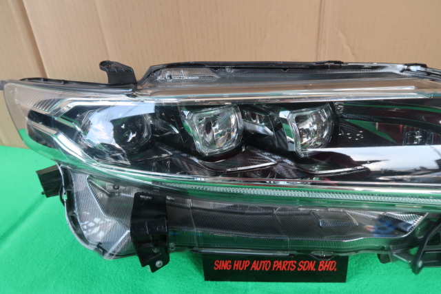 TOYOTA HARRIER ZSU60 HEAD LAMP PER SIDE