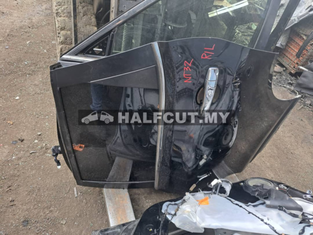 NISSAN X-TRAIL NT32 REAR DOOR R/L