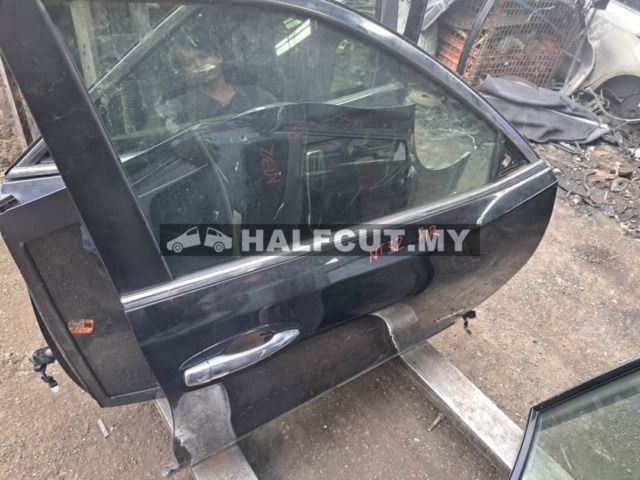 NISSAN X-TRAIL NT32 FRONT DOOR F/R
