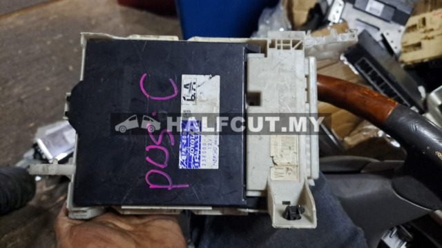 TOYOTA PRIUS C FUSE BOX (89221-52390) QA
