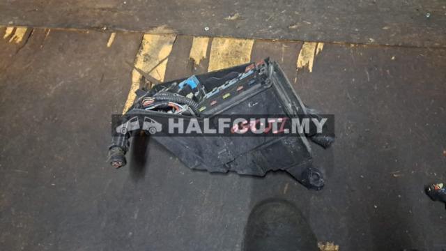 TOYOTA LEXUS IS250 FUSE BOX WRYR
