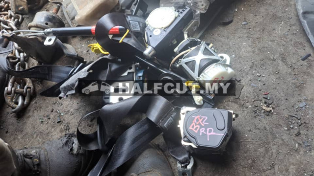 VOLKSWAGEN PASSAT B7 SEAT BELT