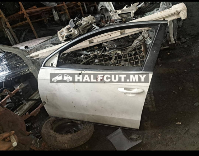 VOLKSWAGEN PASSAT B7 FRONT DOOR F/L