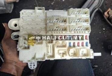 TOYOTA FORTUNER 2TR FUSE BOX R2