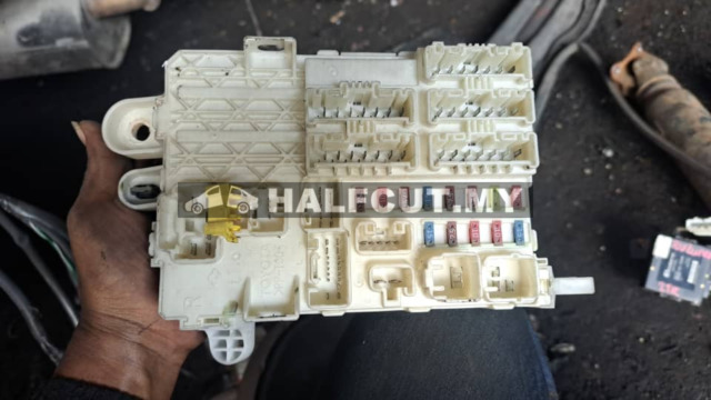 TOYOTA FORTUNER 2TR FUSE BOX R2