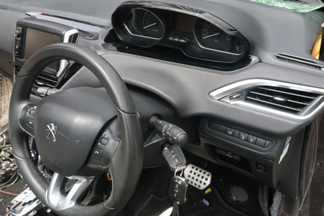 PEUGEOT 208 1.6 HALF CUT