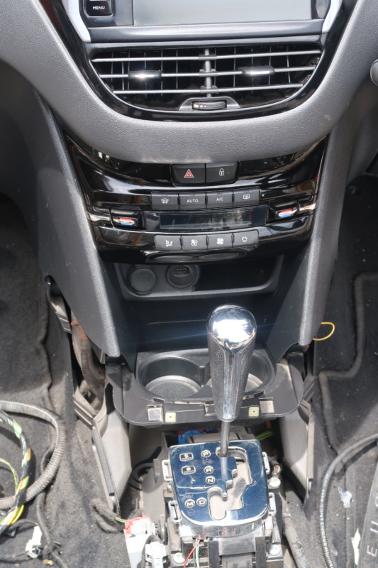 PEUGEOT 208 1.6 HALF CUT