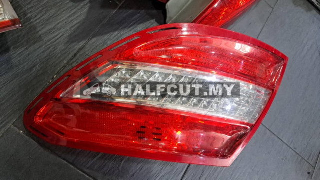 MERCEDES BENZ W204 TAIL LAMP A204 820 20 64) RH