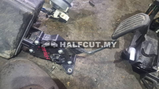 TOYOTA PRIUS C PEDAL SENSOR