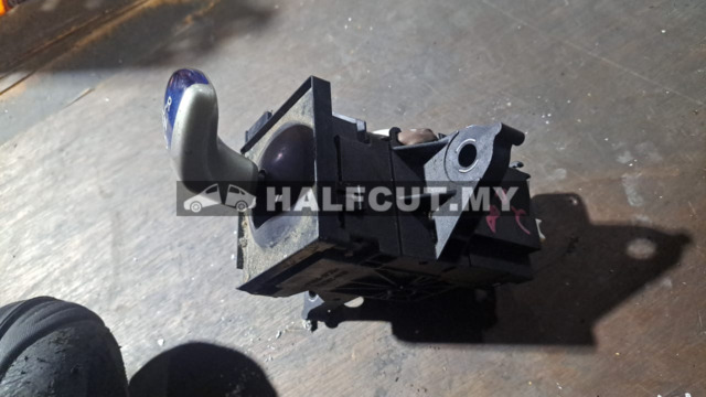 TOYOTA PRIUS C 1.8 GEAR LEVEL