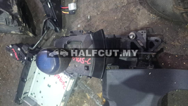 TOYOTA PRIUS C GEAR LEVEL