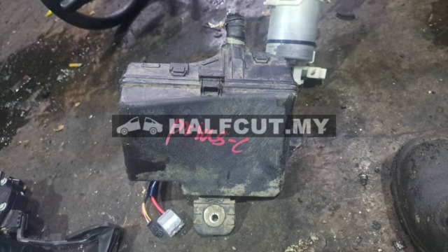 TOYOTA PRIUS C FUSE BOX WAYA