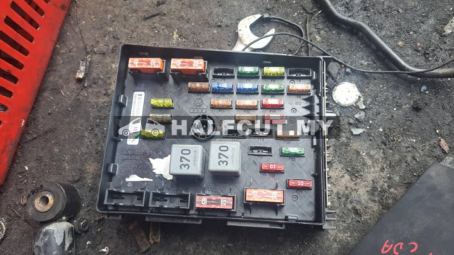 VOLKSWAGEN PASSAT B7 CDA FUSE BOX (3C0 937 125 A)