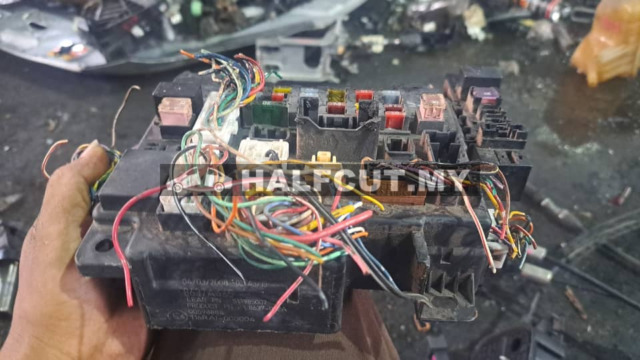 MITSUBISHI LANCER EVO10 FUSE BOX (8637A465)