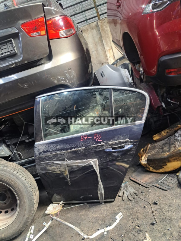 VOLKSWAGEN PASSAT B7 CDA REAR DOOR R/L