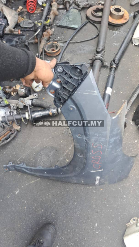 TOYOTA COROLLA CROSS FRONT FENDER LH