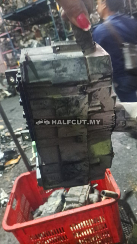 TOYOTA HIACE KDH200 FUSE BOX