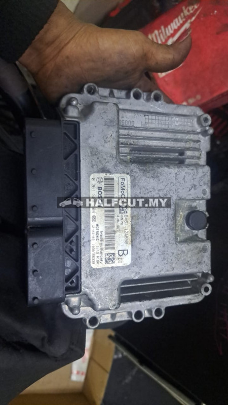 FORD FOCUS ENGINE ECU (0 261 S08 304) B
