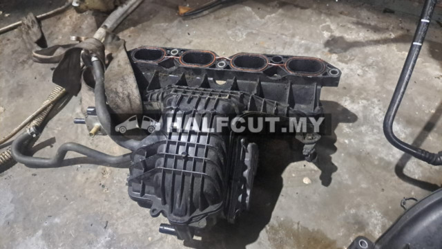 TOYOTA PRIUS C  1.8 INTAKE MANIFOLD &THROTTLE BODY