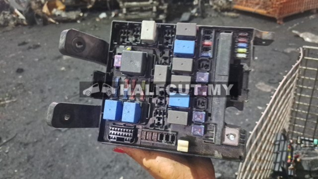 HYUNDAI TUCSON G4KD FUSE BOX WAYA