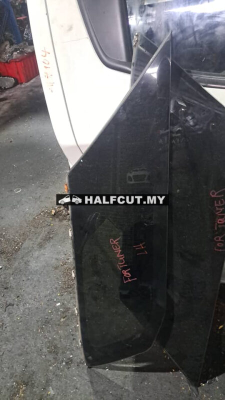 TOYOTA FORTUNER REAR  FENDER GLASS R/L