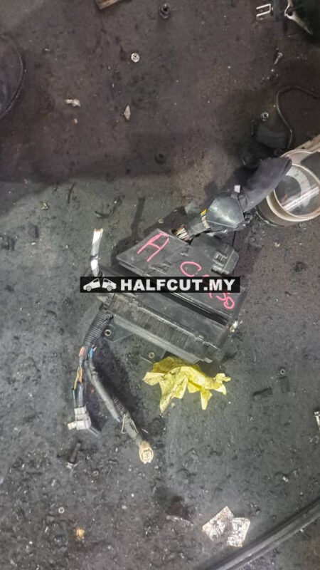 TOYOTA HARRIER ACU30 FUSE BOX WAYA