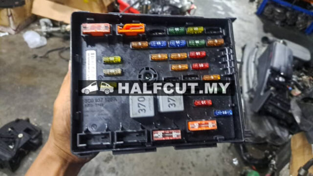 VOLKSWAGEN PASSAT B7 FUSE RELAY BOX ECU (3C0 937 125 A)