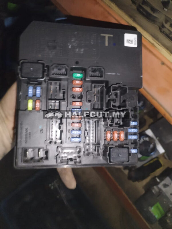 284B7 1VM0A (T) SERENA C26 BCM FUSE BOX
