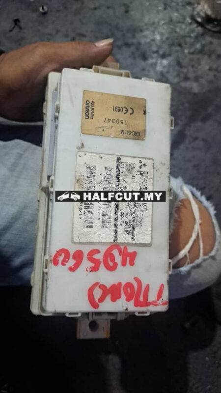 MITSUBISHI TRITON 4D56U FUSE BOX ECU (8637A422)