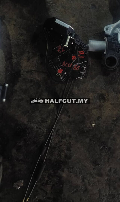 TOYOTA HARRIER ACU60 FRONT DOOR LOCK R/L