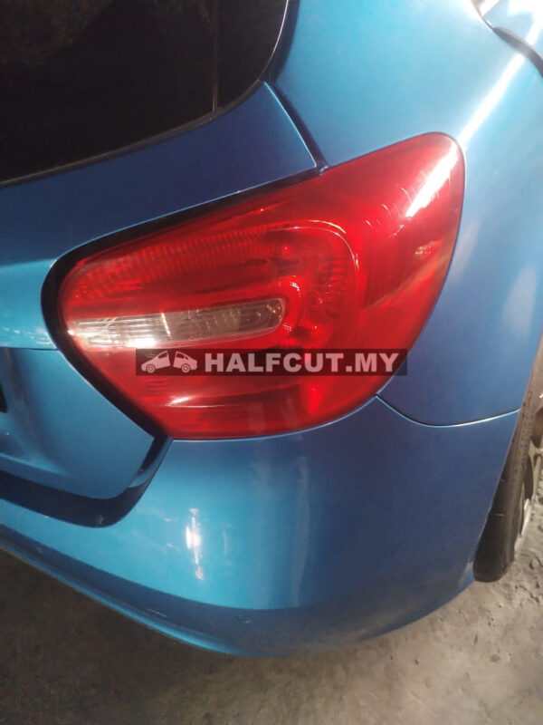 W176 270910 REAR CUT