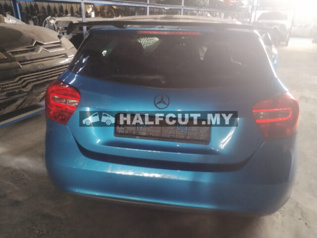W176 270910 REAR CUT
